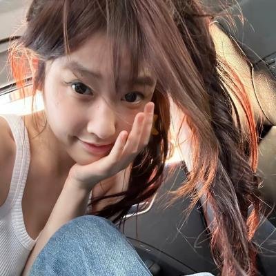 她背后的那双手